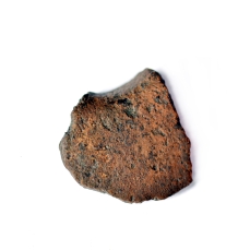 Tursiannotkon kaivaukselta 2017 löytynyt savikiekon katkelma, jossa erottuu myös kiekon keskellä ollutta reiän kohtaa.